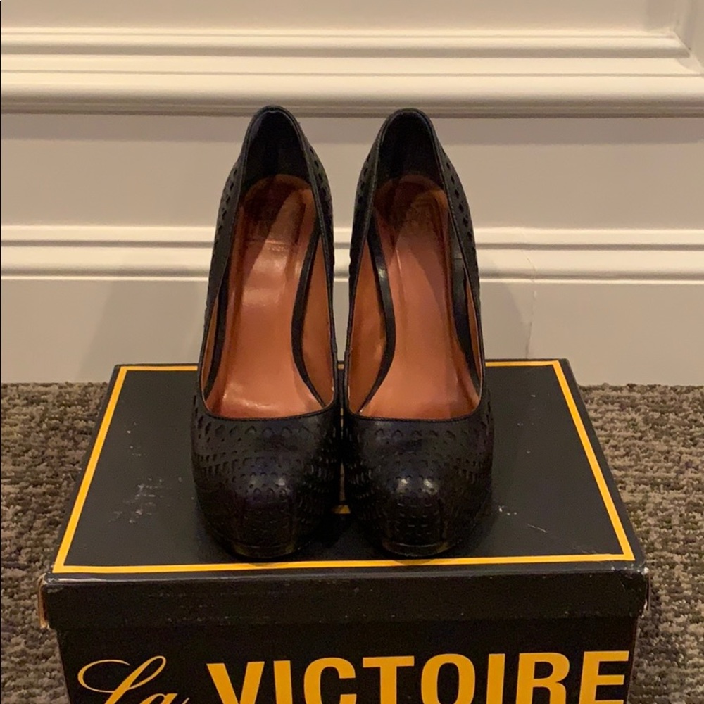 Pour la victoire platform pumps